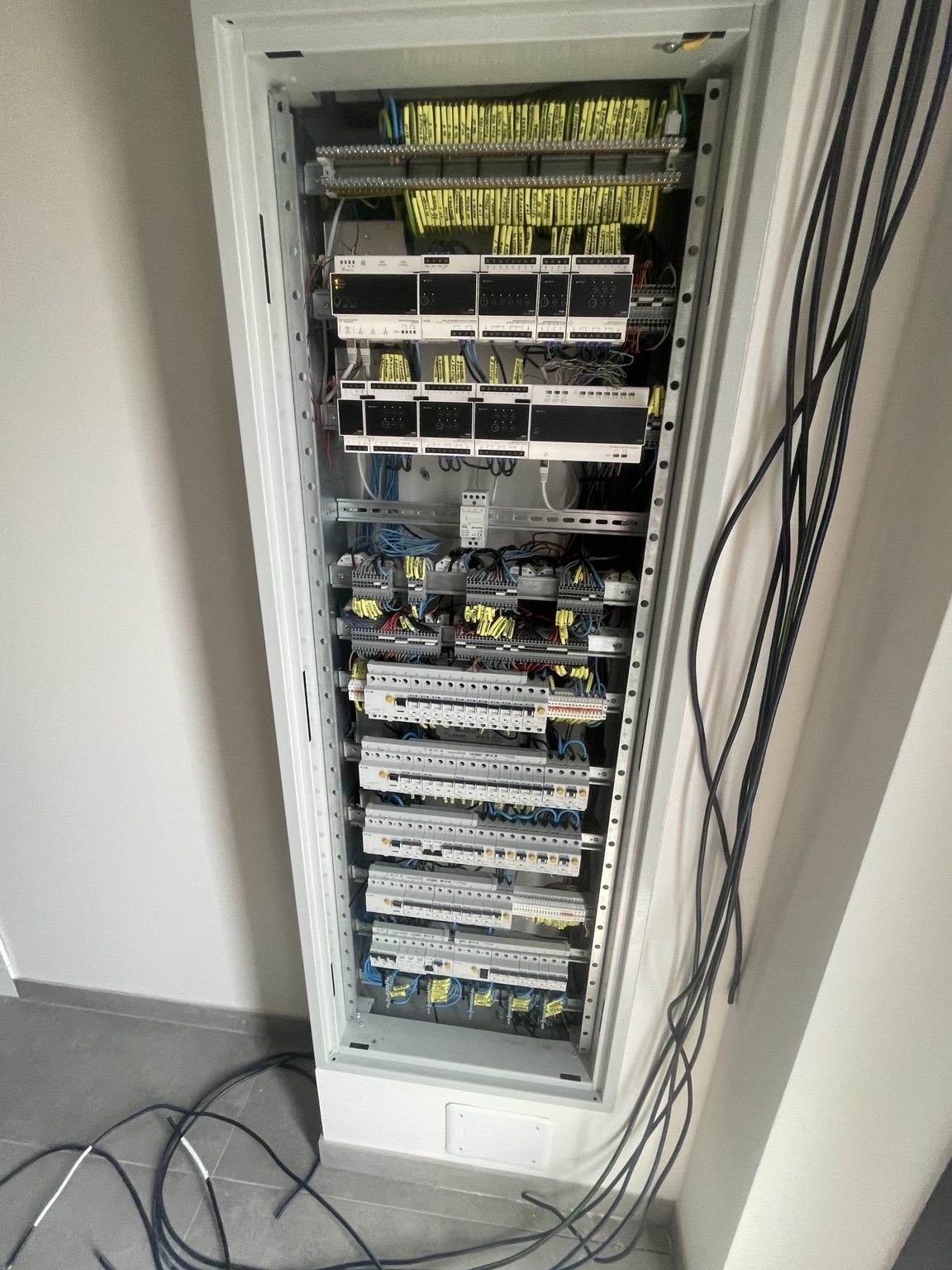 Rozvaděč chytré elektroinstalace v průběhu montáže