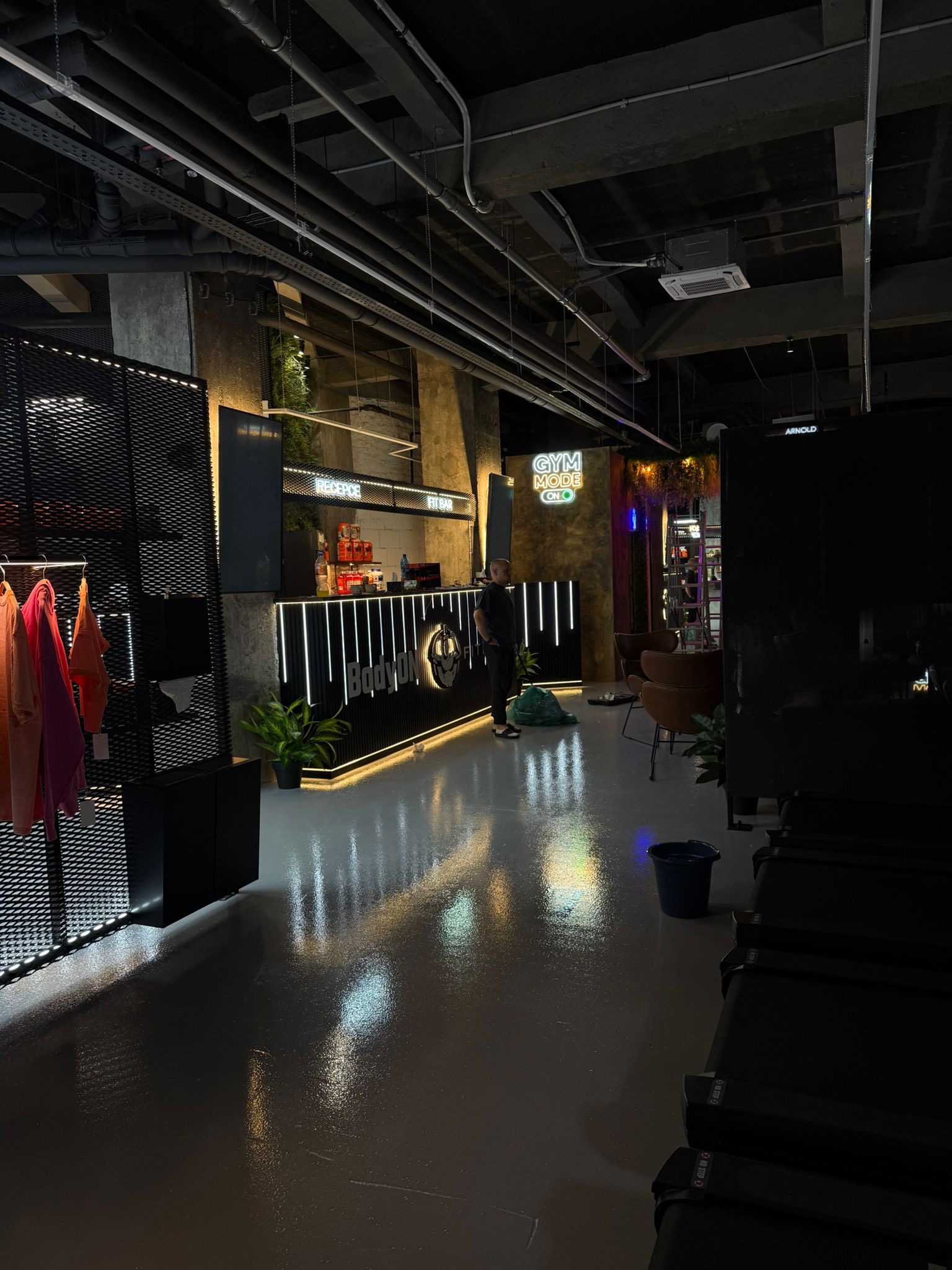 Prostory fitness centra při dokončování prací